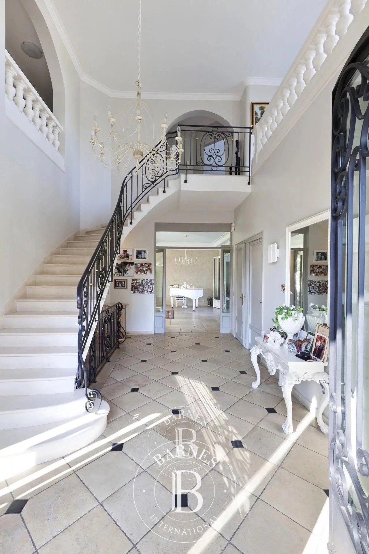 LE VESINET - LAC INFERIEUR - MAISON DE 380 M² SUR 1910 M² DE TERRAIN AVEC PISCINE CHAUFFÉE ET COUVERTE - picture 3