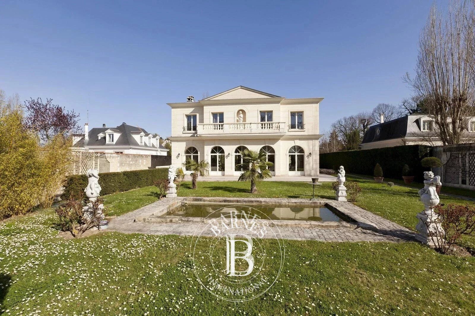 LE VESINET - LAC INFERIEUR - MAISON DE 380 M² SUR 1910 M² DE TERRAIN AVEC PISCINE CHAUFFÉE ET COUVERTE - picture 1