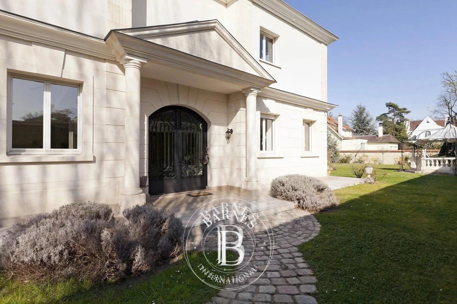 LE VESINET - LAC INFERIEUR - MAISON DE 380 M² SUR 1910 M² DE TERRAIN AVEC PISCINE CHAUFFÉE ET COUVERTE - picture 2