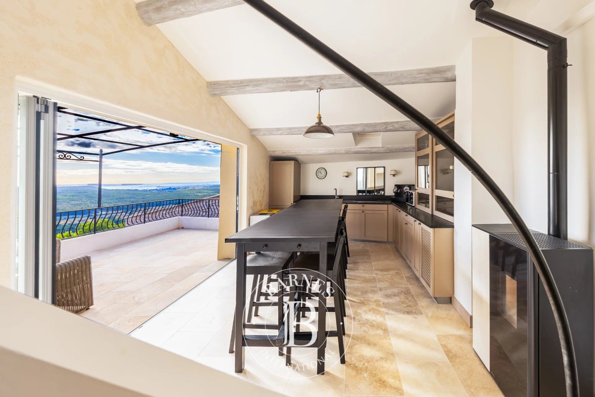 PROCHE AIX EN PROVENCE – MAISON DE VILLAGE 101M2– 3 CHAMBRES – TERRASSE AVEC VUE PANORAMIQUE - picture 2