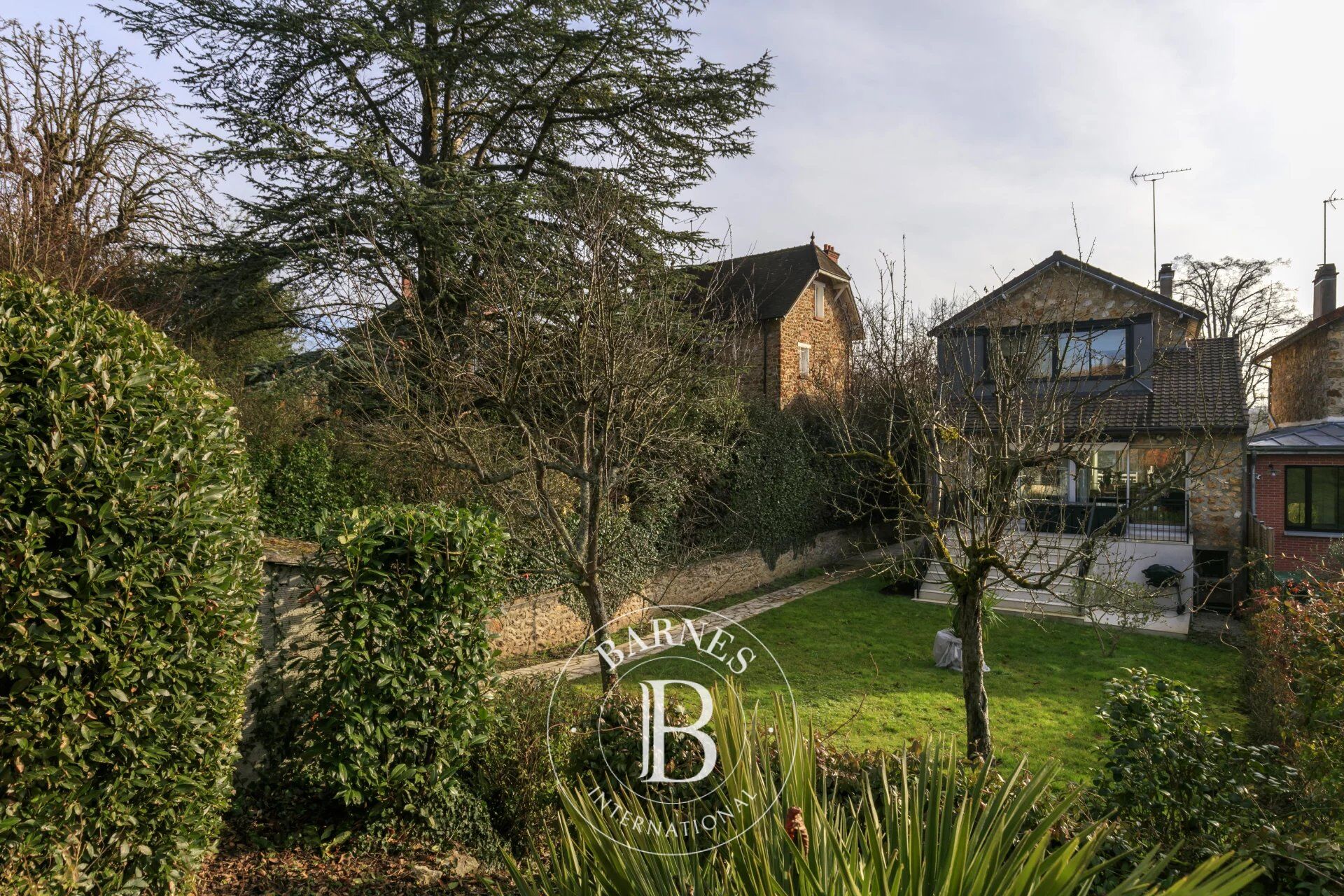 Verrières le Buisson - 120m² (1,292 sq ft) buhrstone house - “Lac” neighbourhood - picture 2