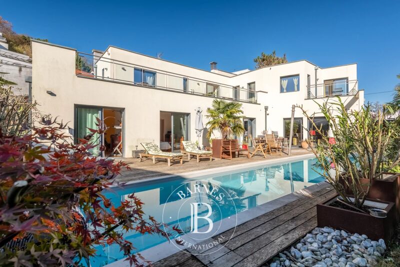 Lyon 9 - Maison de 274 m² environ - Terrain 759 m² - 5 Chambres - Piscine