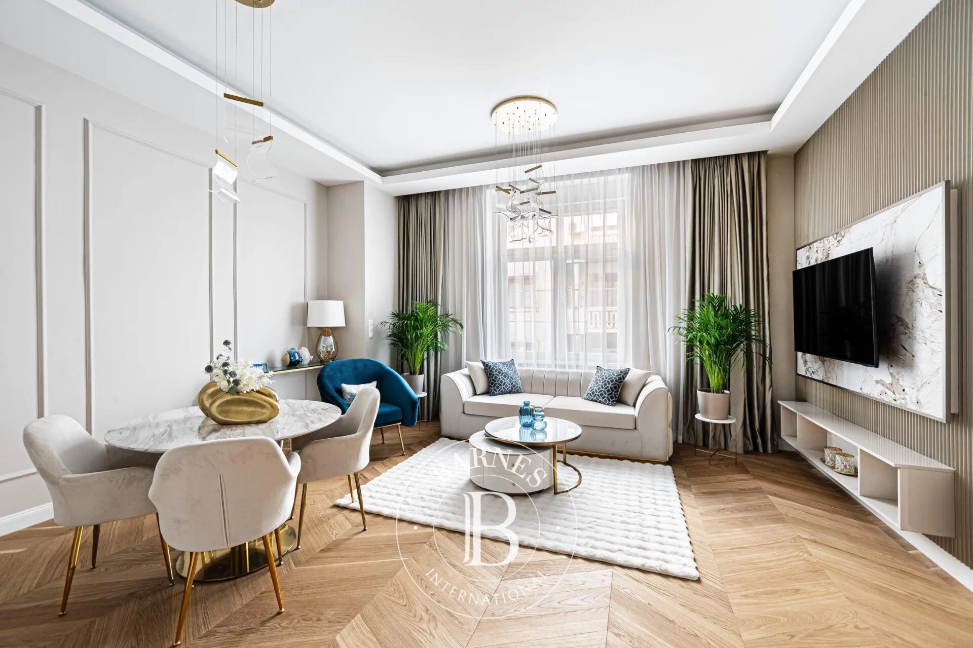 2 bedroom, furnished designer apartment near the Parliament - picture 2