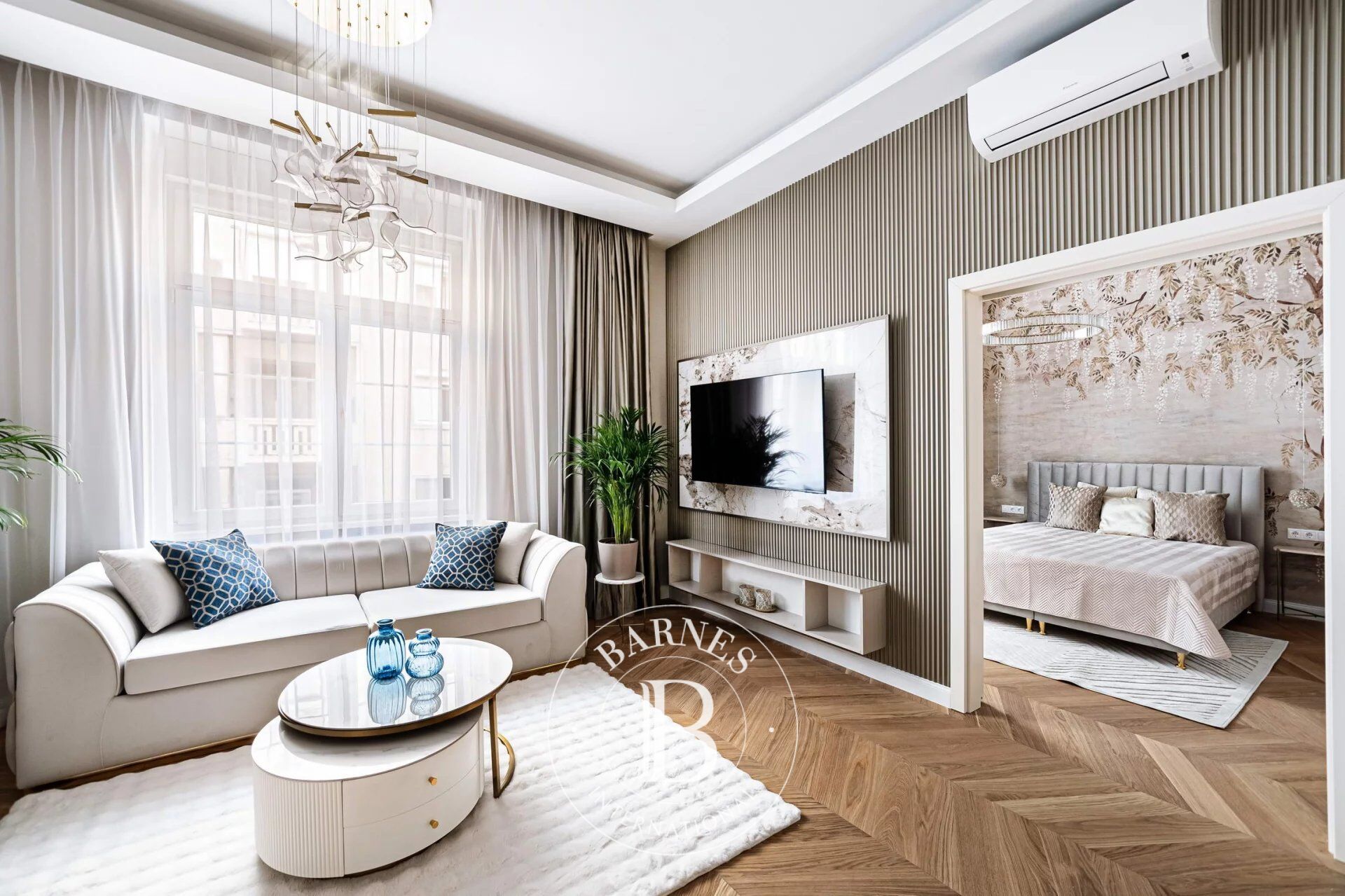 2 bedroom, furnished designer apartment near the Parliament - picture 3