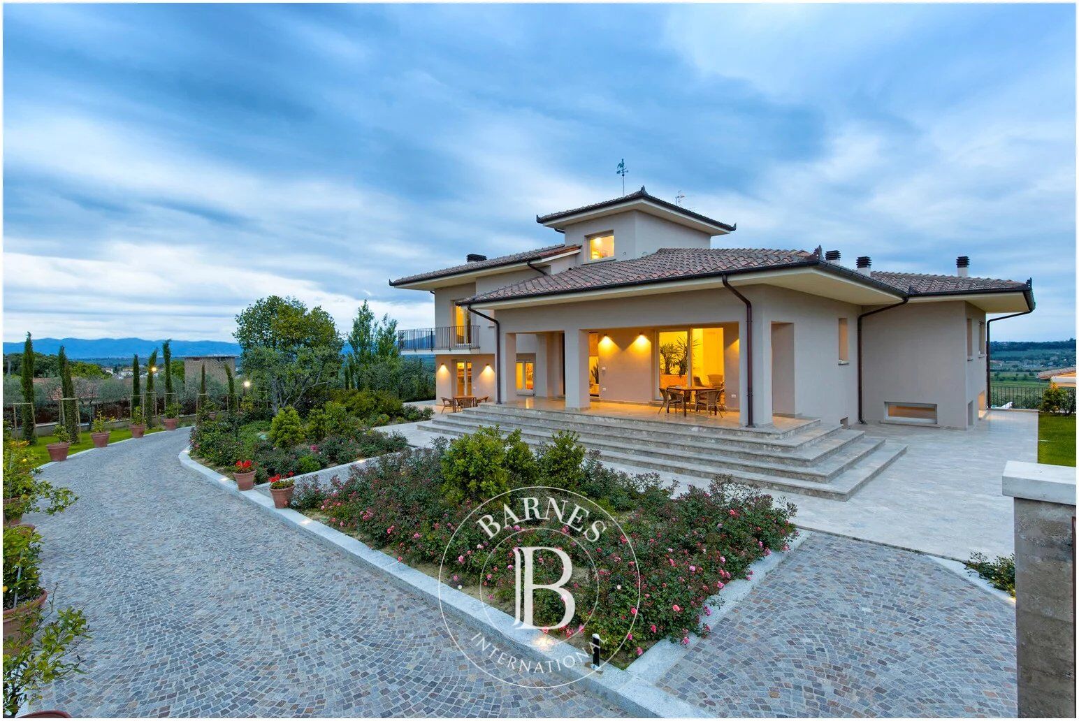 Luxury villa with swimming pool and olive grove - picture 1