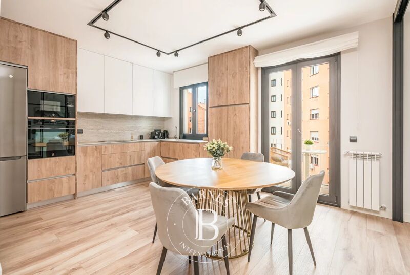 Appartement entièrement rénové de 3 chambres avec garage à Salamanca