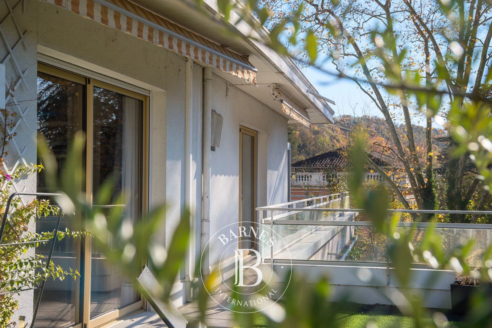 Caluire-et-Cuire - Quays of the Saône - House with 274 m² of roof space - Terrace of approximately 300 m² - 10 parking spaces - 4 bedrooms - picture 3