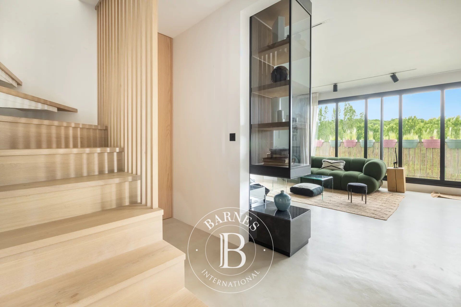 Vaucresson, Centre, exceptional apartment renovated throughout with a 154m² (1,658 sq ft) rooftop and 2 bedrooms - picture 2