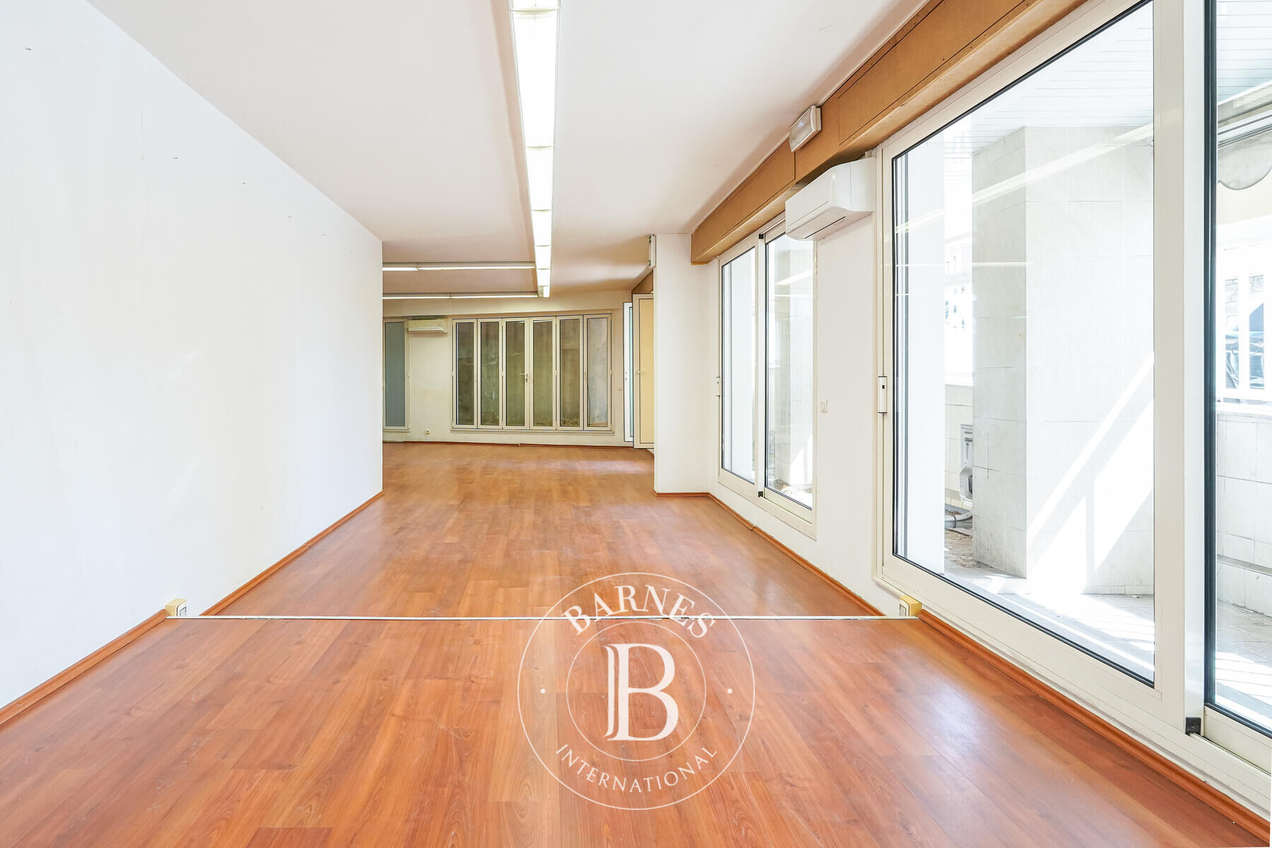 PROCHE LARVOTTO - LOCAL COMMERCIAL OU BUREAUX - picture 2