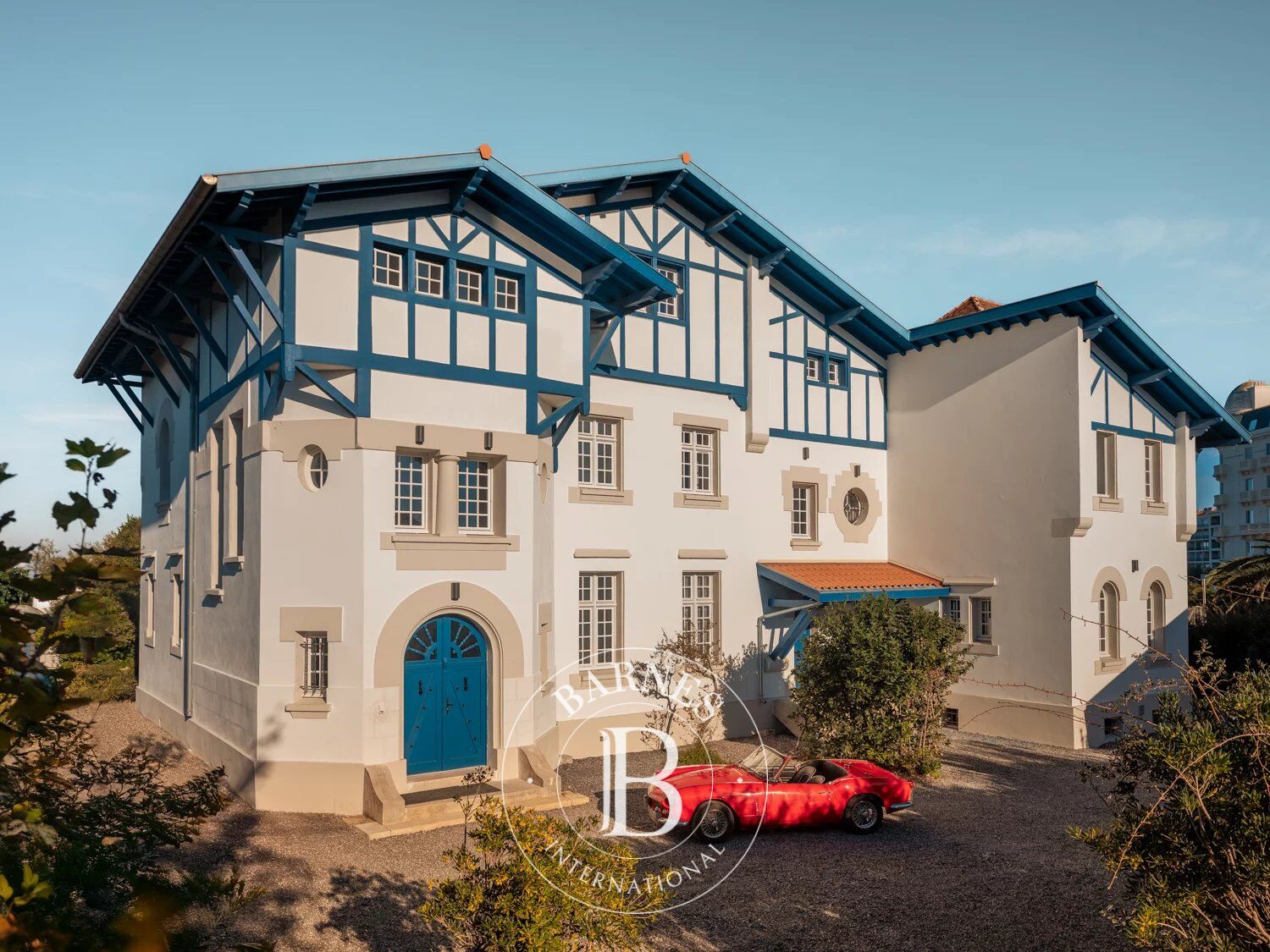 BALEA – Magnífica villa contemporánea diseñada por un arquitecto, con piscina climatizada, a un paso del océano – Biarritz - picture 3