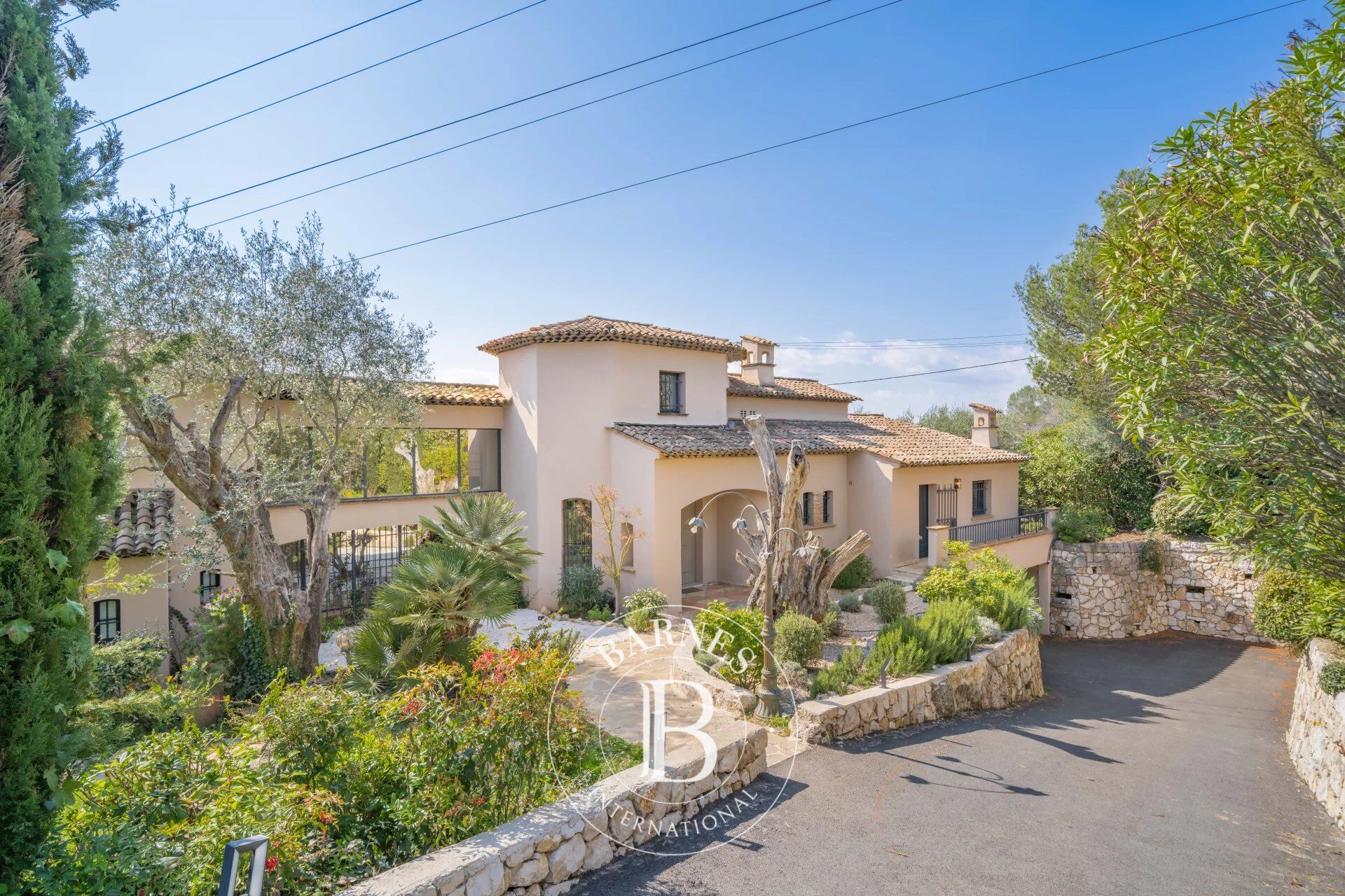 MOUGINS - VILLA D'EXCEPTION –  ADRESSE PRESTIGIEUSE - picture 2