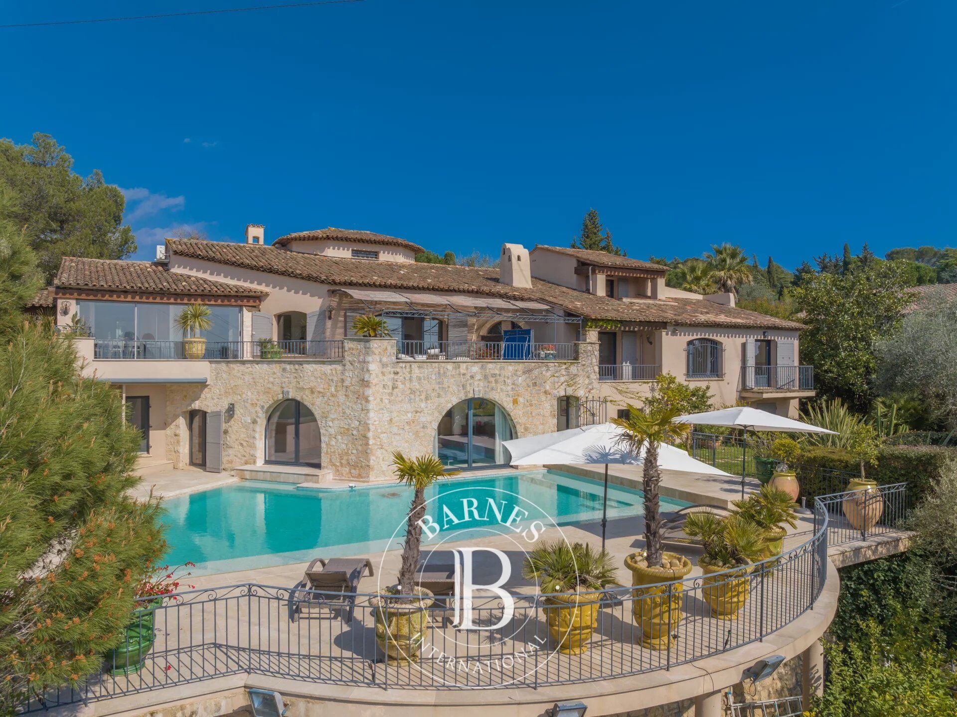 MOUGINS - VILLA D'EXCEPTION –  ADRESSE PRESTIGIEUSE - picture 1
