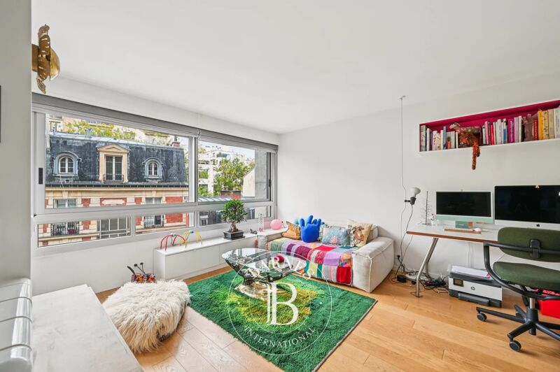 Exclusive listing - Paris 16 - Auteuil - Large studio apartment - Renovated - Bright
