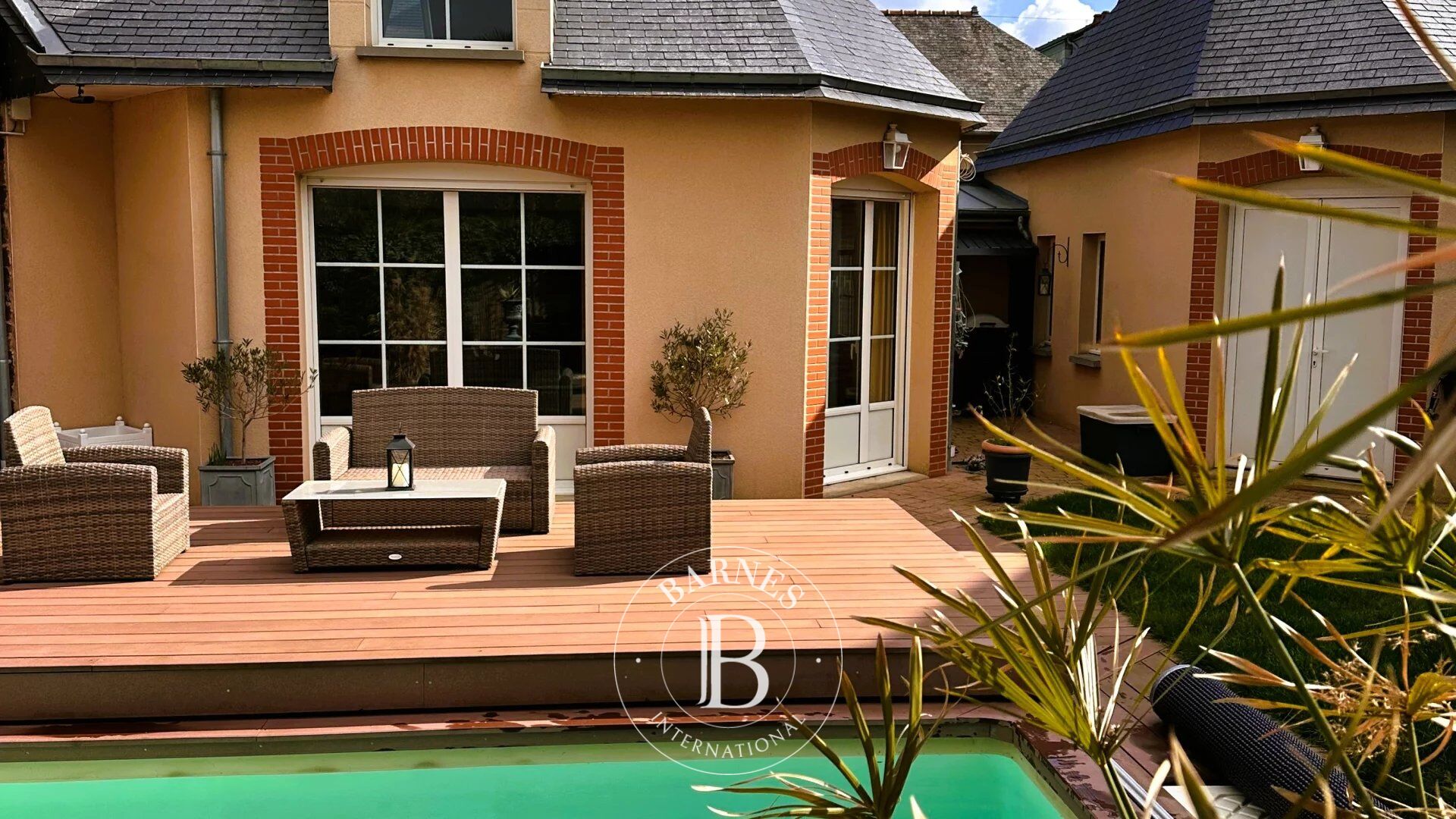 On the outskirts of Rennes - Haussmann-style mansion of almost 260 m² of living space - 489 m² plot - picture 1