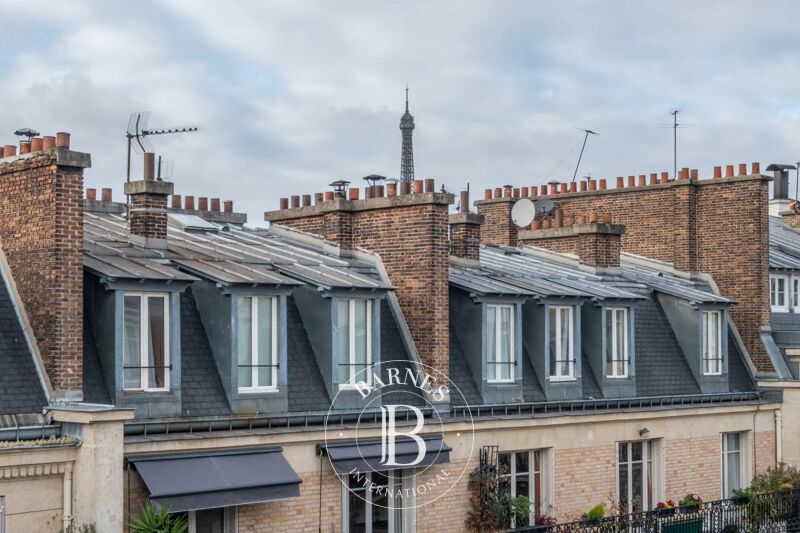 Paris 7 - Breteuil - Dernier étage - 3 chambres