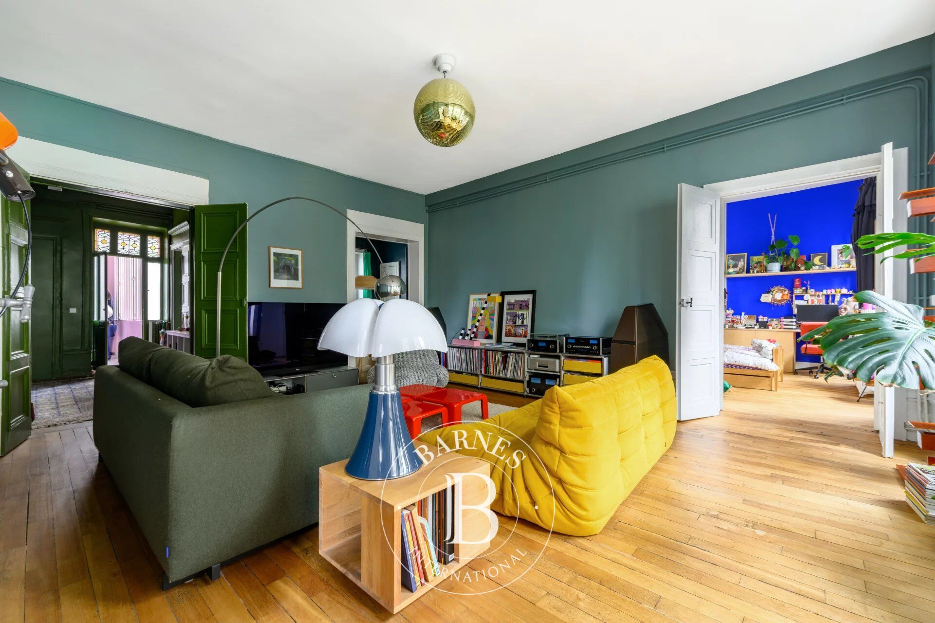 PARIS 9 - RUE DE TREVISE - 2nd FLOOR - LIFT - 4 BEDROOMS - CORNER APARTMENT - BRIGHT - GREAT VOLUME - FANTASTIC AMENITIES - RADIAL LAYOUT - picture 3