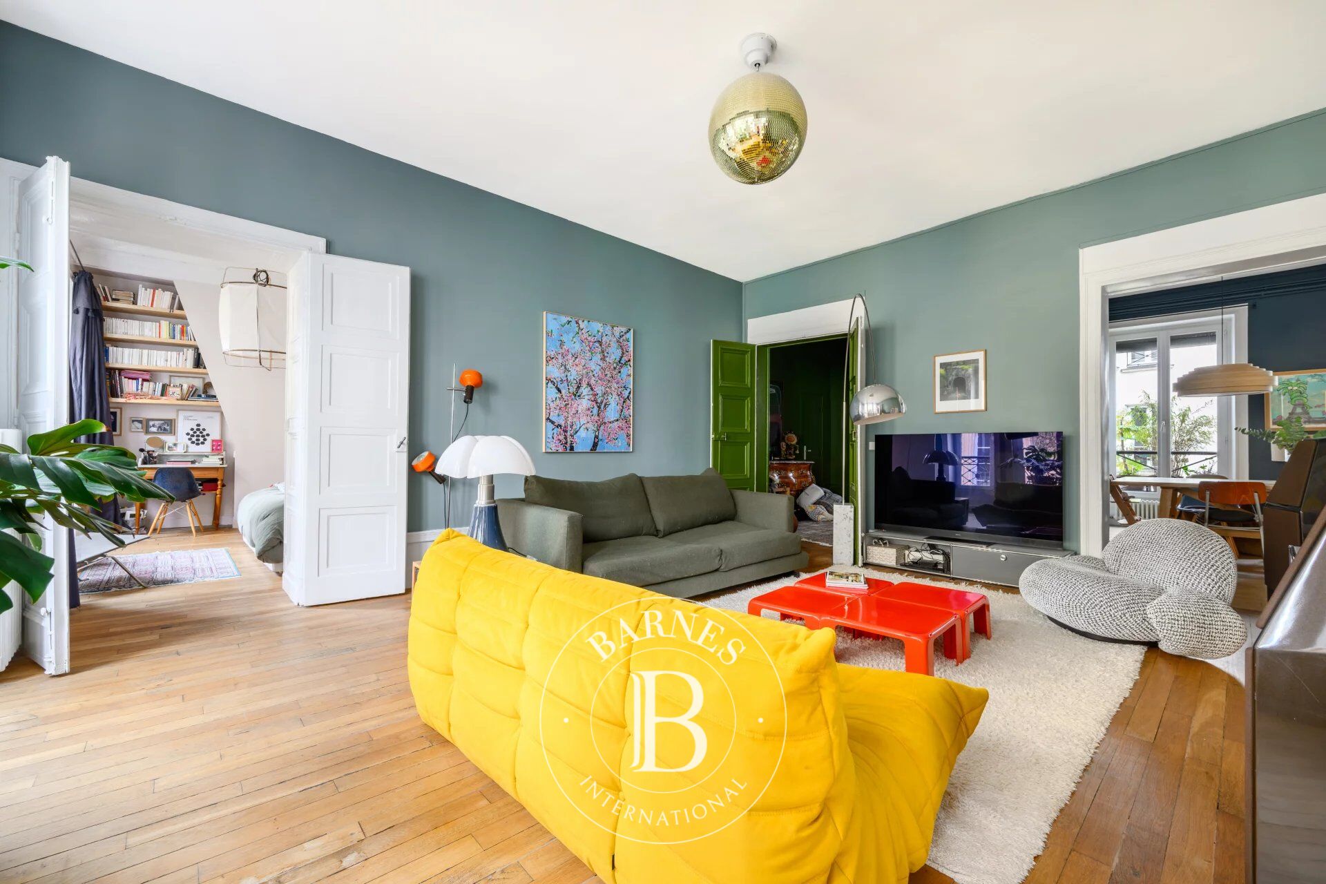 PARIS 9 - RUE DE TREVISE - 2nd FLOOR - LIFT - 4 BEDROOMS - CORNER APARTMENT - BRIGHT - GREAT VOLUME - FANTASTIC AMENITIES - RADIAL LAYOUT - picture 2