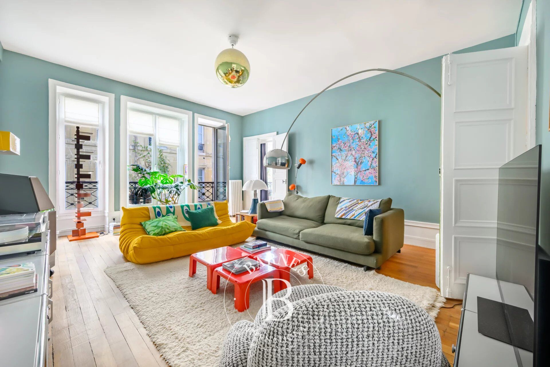 PARIS 9 - RUE DE TREVISE - 2nd FLOOR - LIFT - 4 BEDROOMS - CORNER APARTMENT - BRIGHT - GREAT VOLUME - FANTASTIC AMENITIES - RADIAL LAYOUT - picture 1