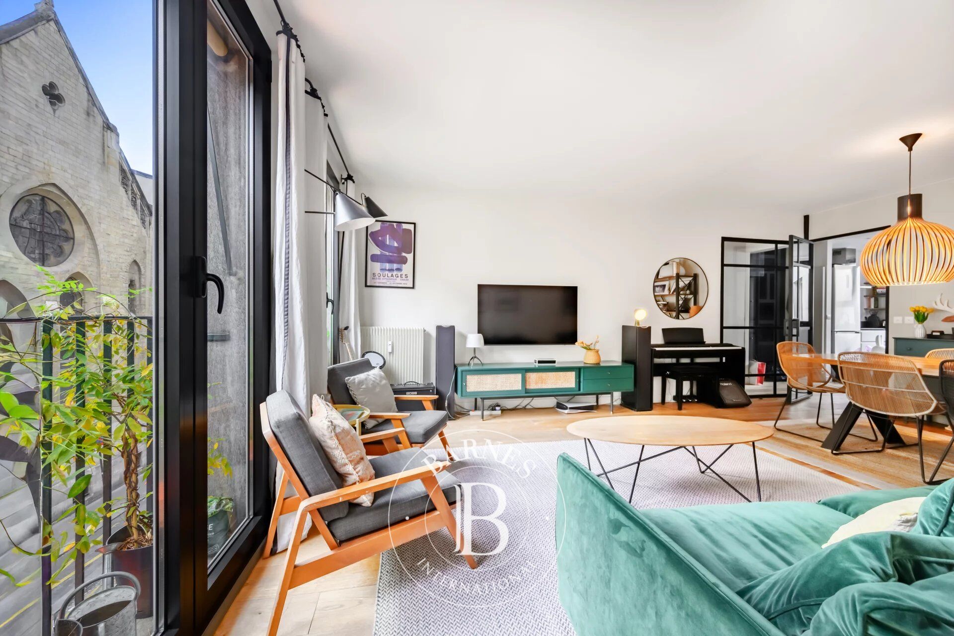 EXCLUSIVE LISTING - PARIS 18 - ABBESSES/MARTYRS - 3 BEDROOMS - LIFT - SOUTH-FACING - LIGHT - CHARM - picture 2