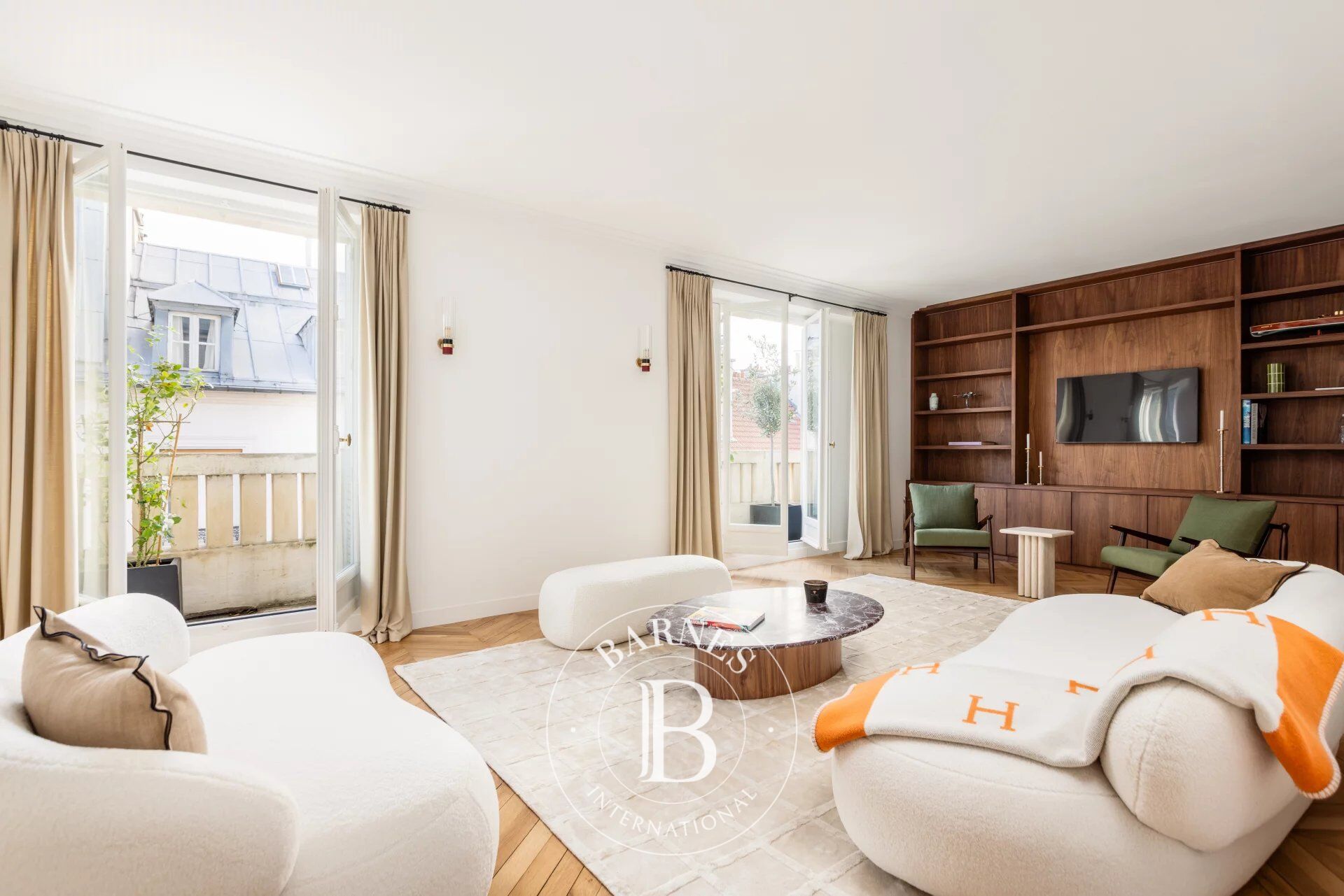 Paris 7 - Bourgogne/Varenne - Renovated apartment - Unobstructed view - 3 bedrooms - picture 1