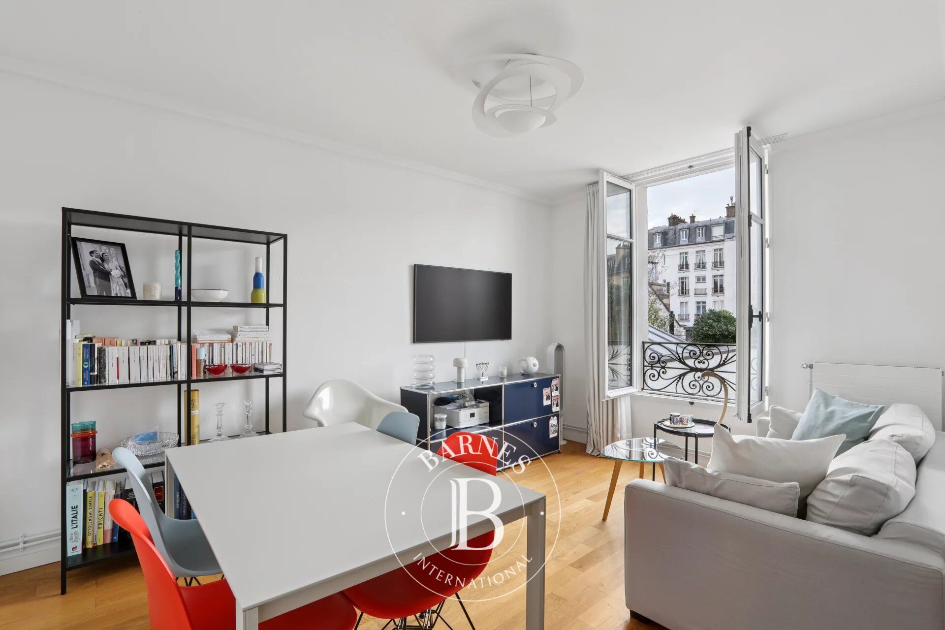 Paris 6 - Raspail / Cherche-Midi - Exclusive - Two rooms in excellent condition on a high floor of a luxury condominium - Bright, quiet, and unobstructed views - Energy rating C - picture 2