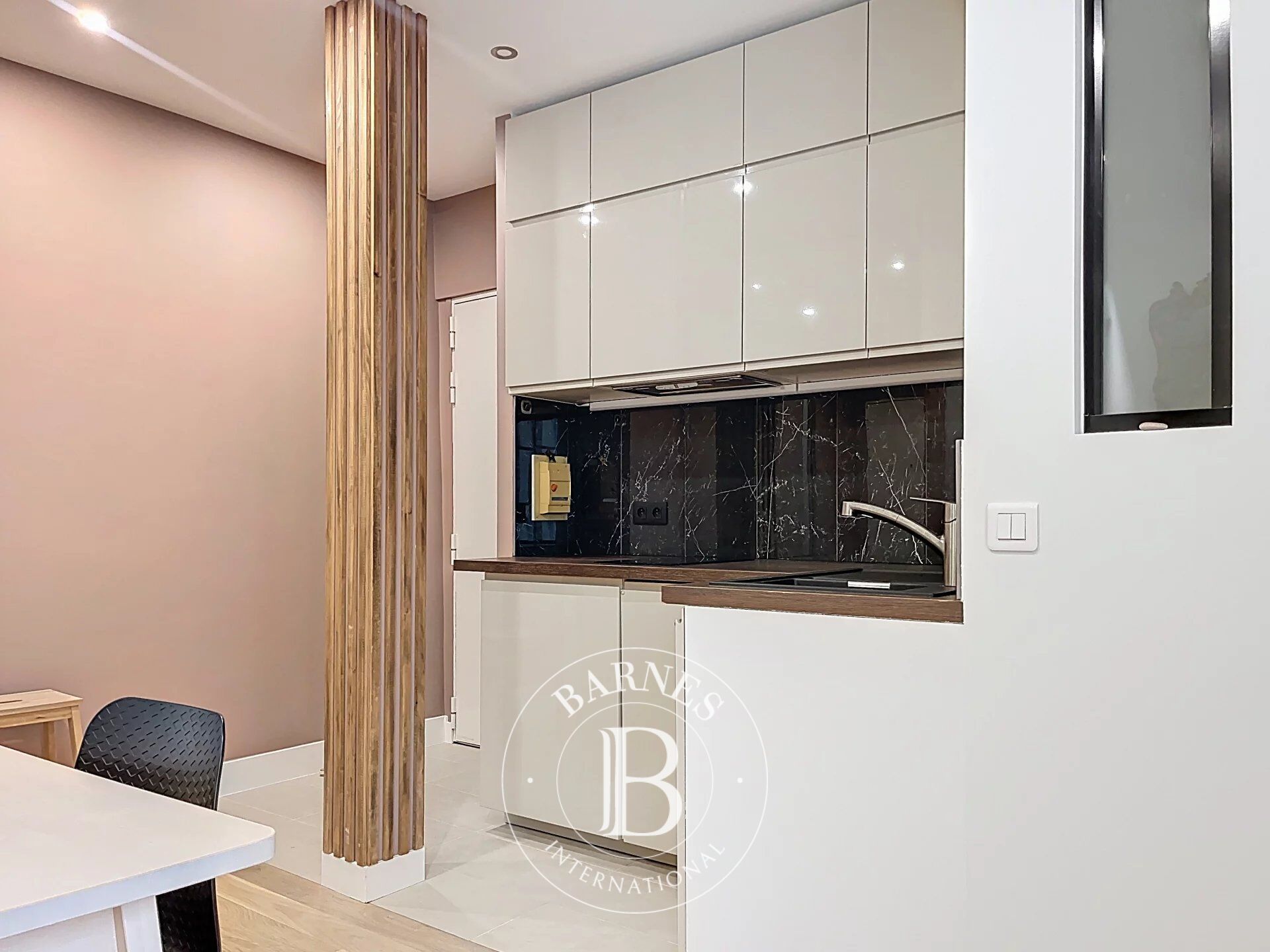 The BARNES rental service presents this property: - picture 1