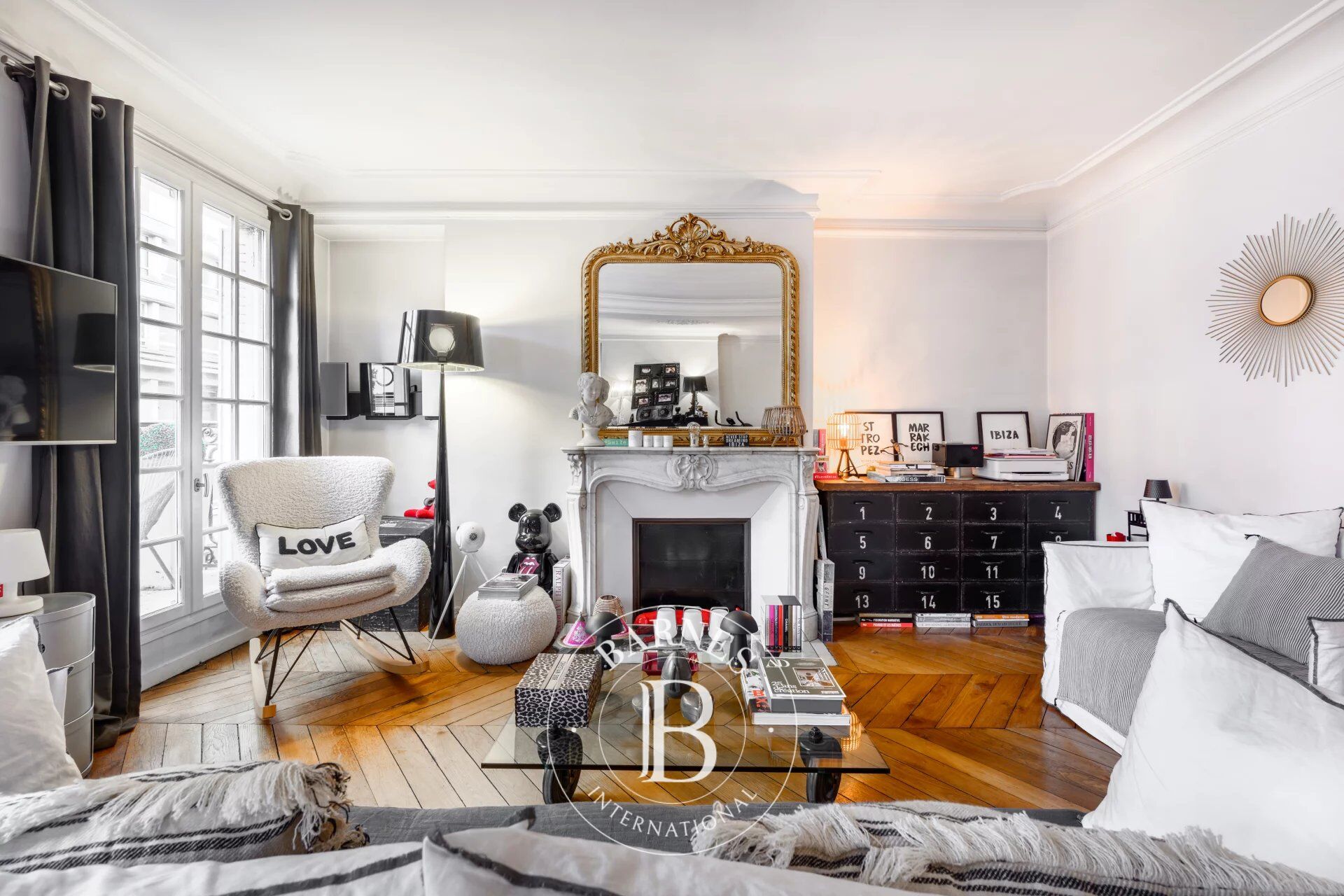 PARIS 8 - CHAMPS ELYSEES - 1-BED - UPPER FLOOR - BRIGHT - picture 1