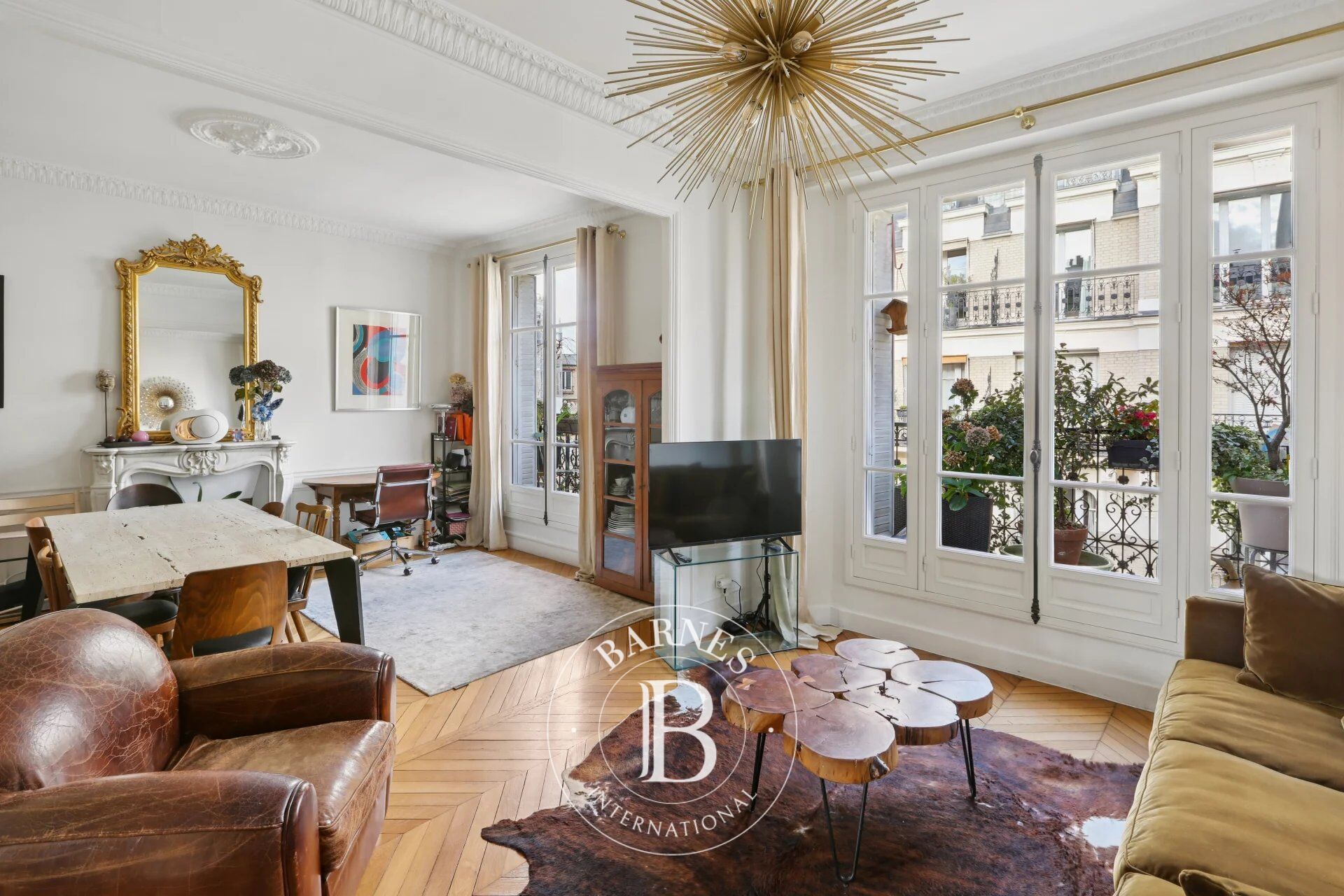 Exclusive listing - Paris 16 - Auteuil - Haussmann style - Full-length balcony - picture 1