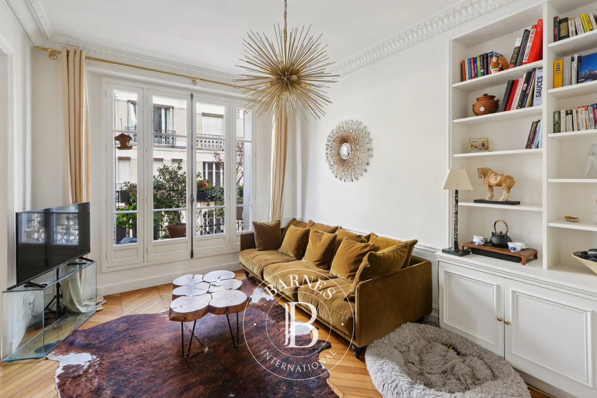 Exclusive listing - Paris 16 - Auteuil - Haussmann style - Full-length balcony - picture 2