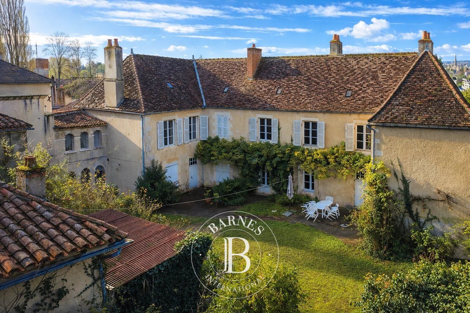 In the Poitou - Beautiful 18th-century residence - 2,454 m² of garden - picture 1