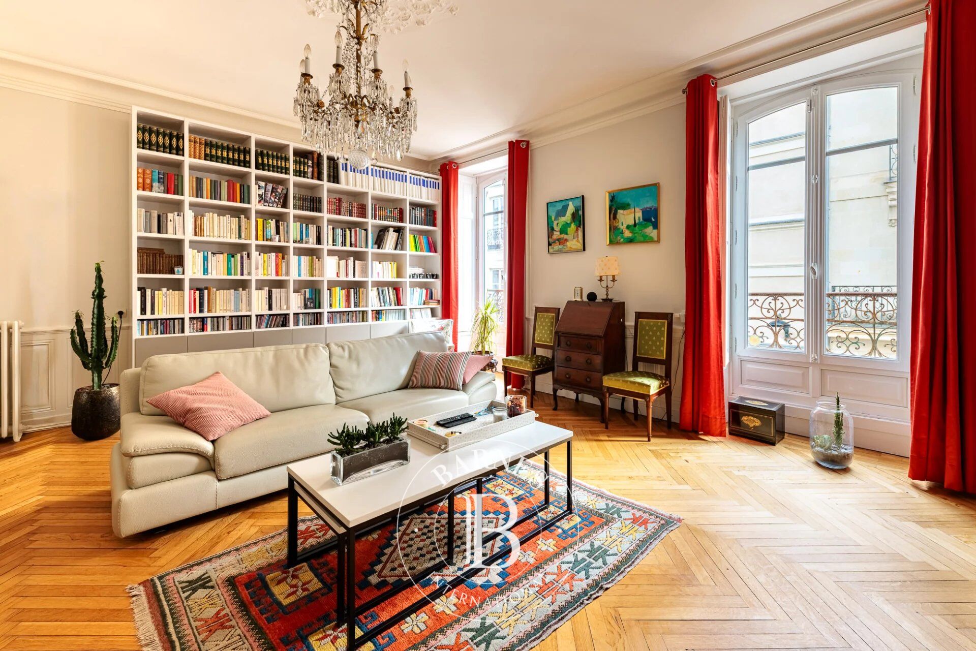 Elegant 6-Room Apartment in Central Nantes - picture 1