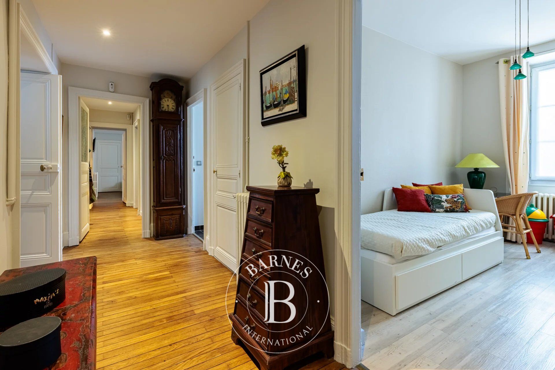 Elegant 6-Room Apartment in Central Nantes - picture 2