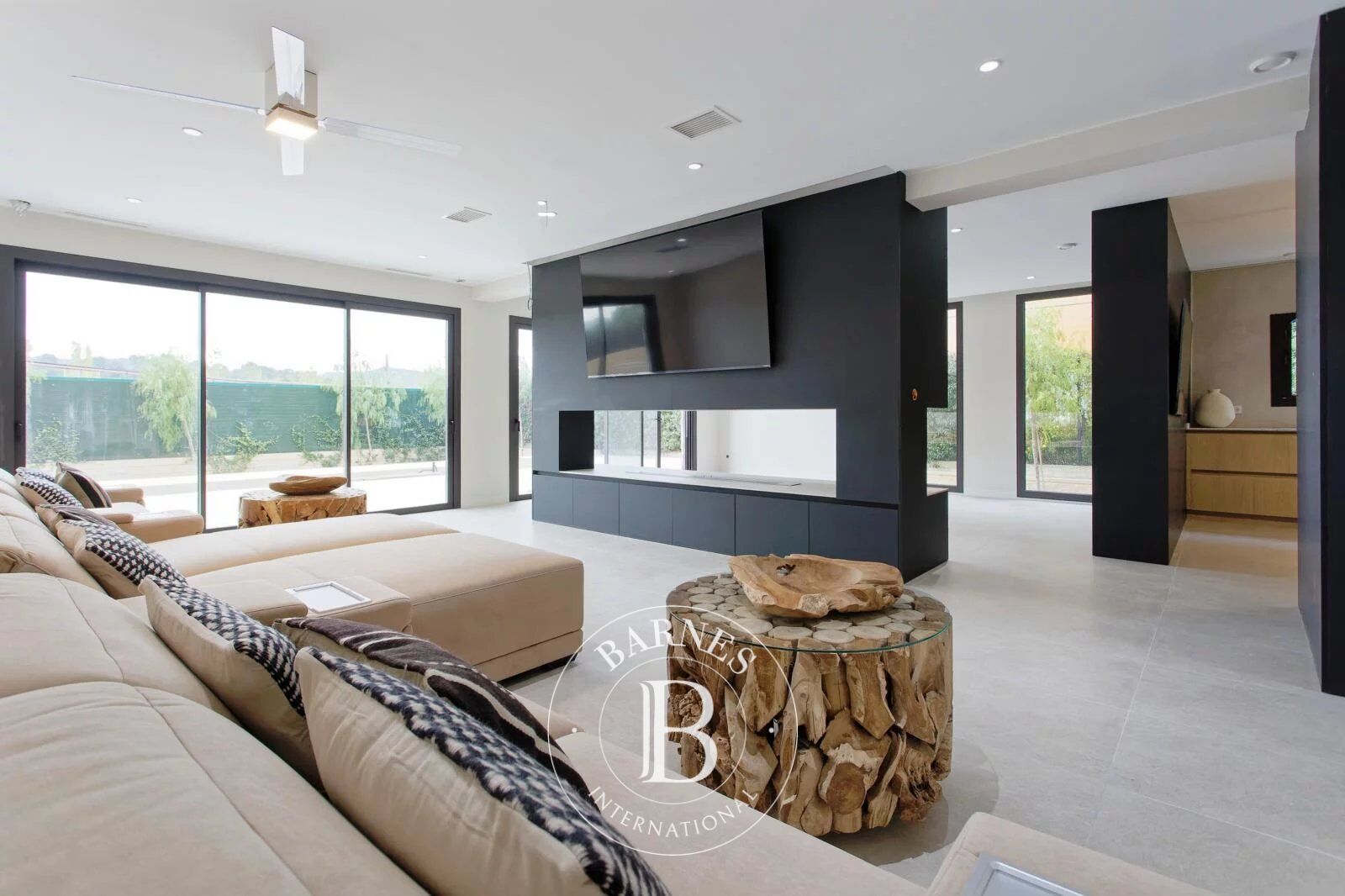 Residencia Contemporánea de Lujo con Vistas al Golf en el Corazón de Sant Cugat - picture 1