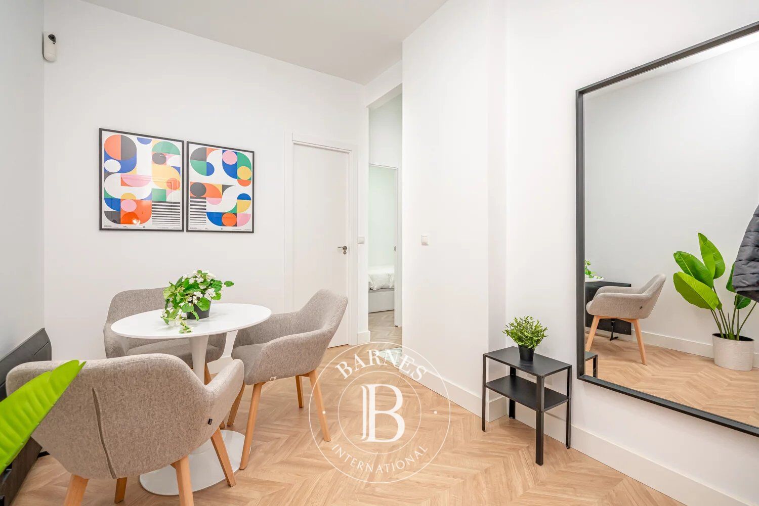 Fully renovated 2-bedroom apartment in Barrio de Salamanca - picture 1