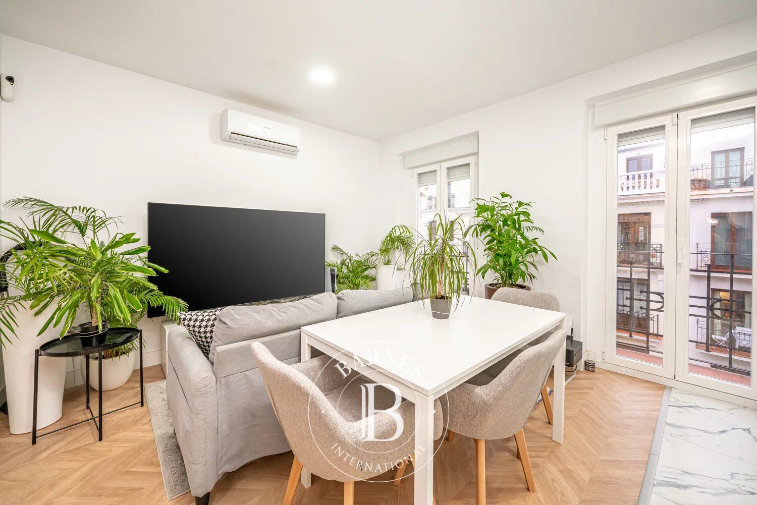 BARNES – Piso reformado de 2 dormitorios en el Barrio de Salamanca, Madrid - picture 1