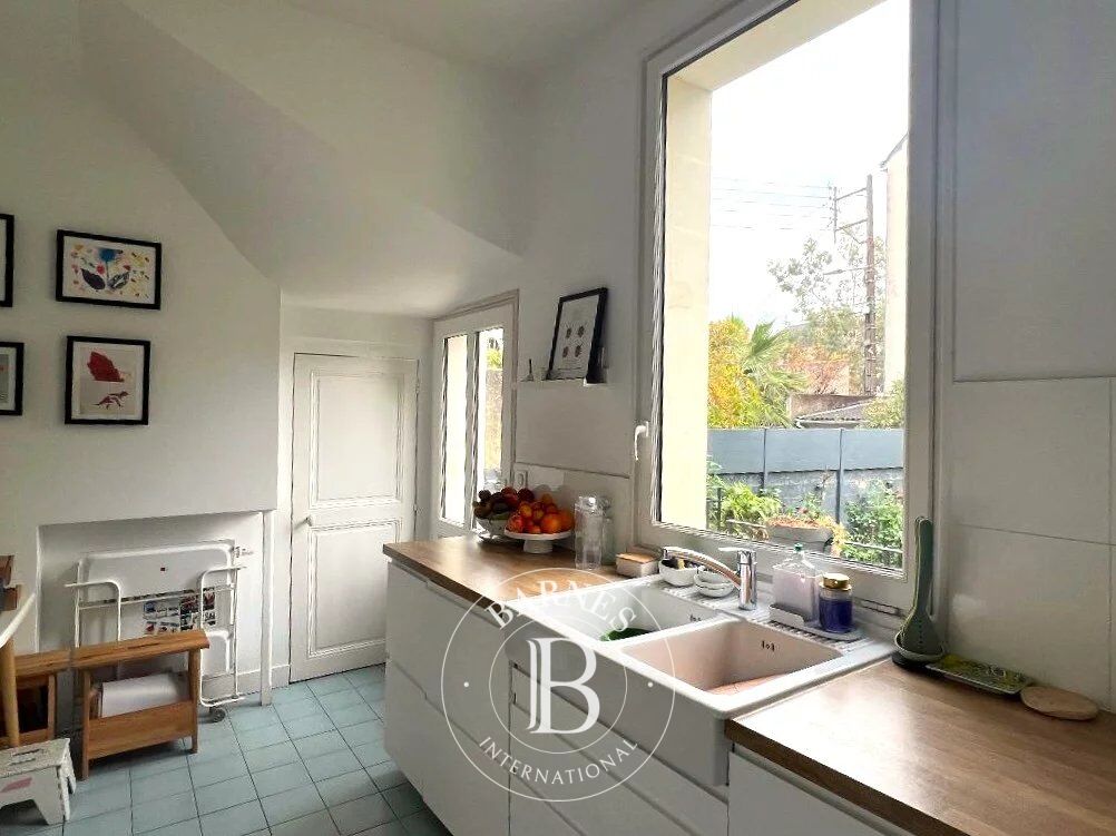 TOURS - A family cocoon in the heart of a sought-after neighborhood - picture 3