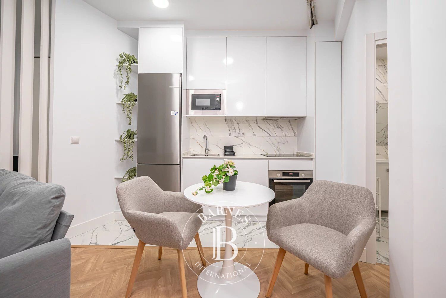 Luxury renovated studio next to IE University - picture 3