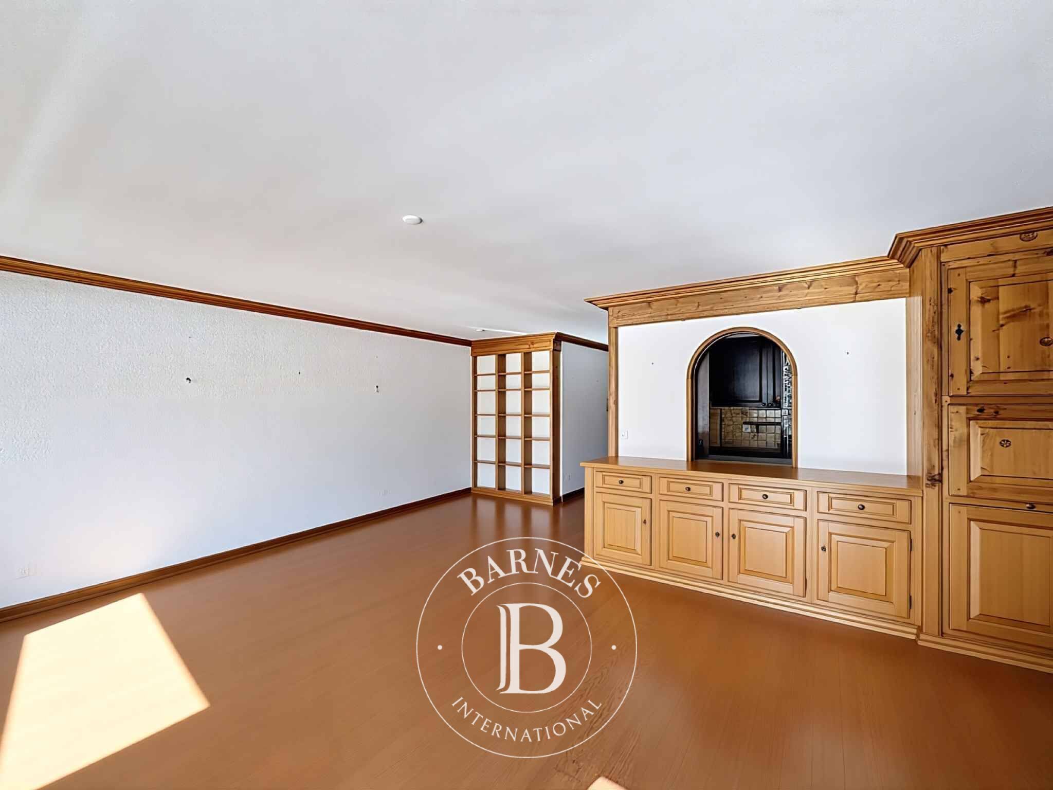 3.5-Room Apartment Facing the Golf Course with Stunning Views - picture 3