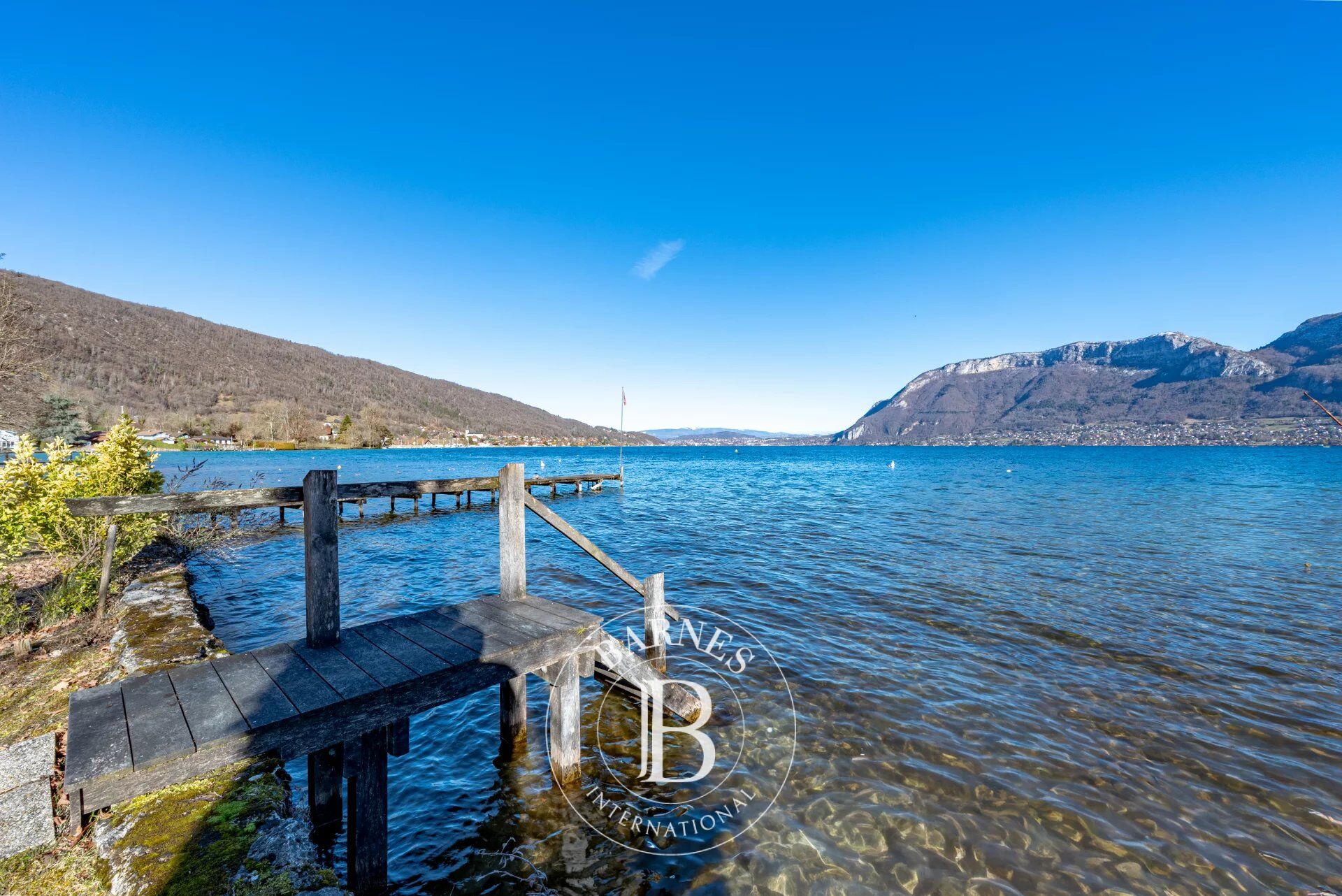 BARNES Annecy - SEVRIER - ACCÈS DIRECT AU LAC - PROPRIÉTÉ AVEC PONTON PRIVATIF - picture 3
