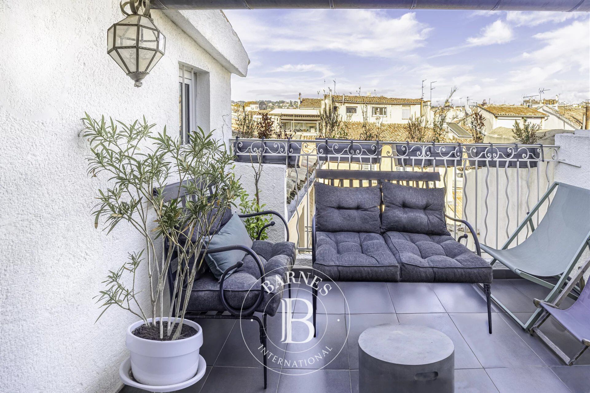 UNDER SALE OFFER - AIX-EN-PROVENCE – HISTORIC CITY CENTRE – APARTMENT 1938 SQ FT – TOP FLOOR OF 18TH-CENTURY PRIVATE MANSION – LIFT – TERRACE - picture 2