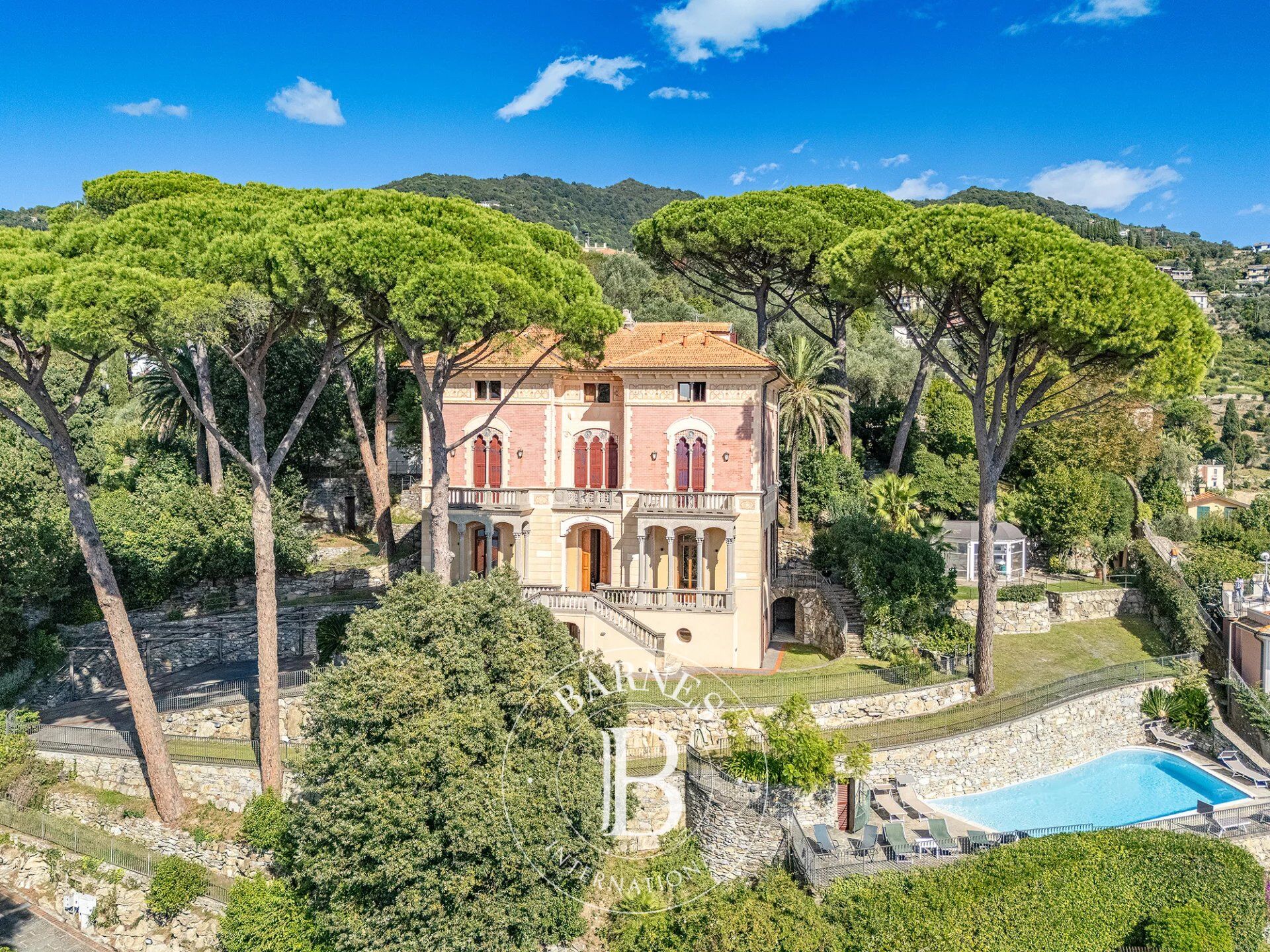 Prestigious sea-view apartment in a historic villa - picture 2