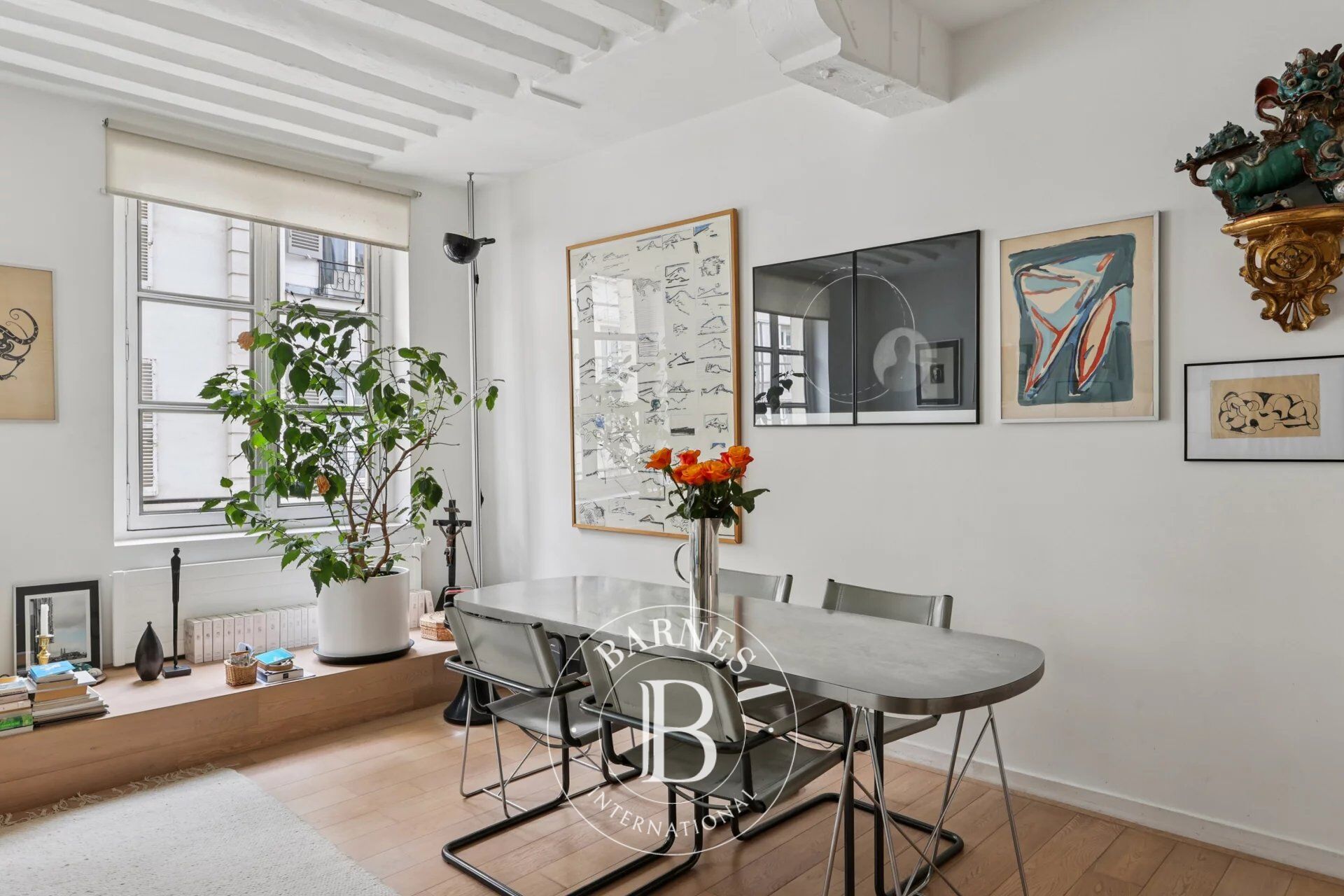 Off Market - Paris 6 - Monnaie - Two bedrooms - Dual aspect - Bright - Generous proportions. - picture 2