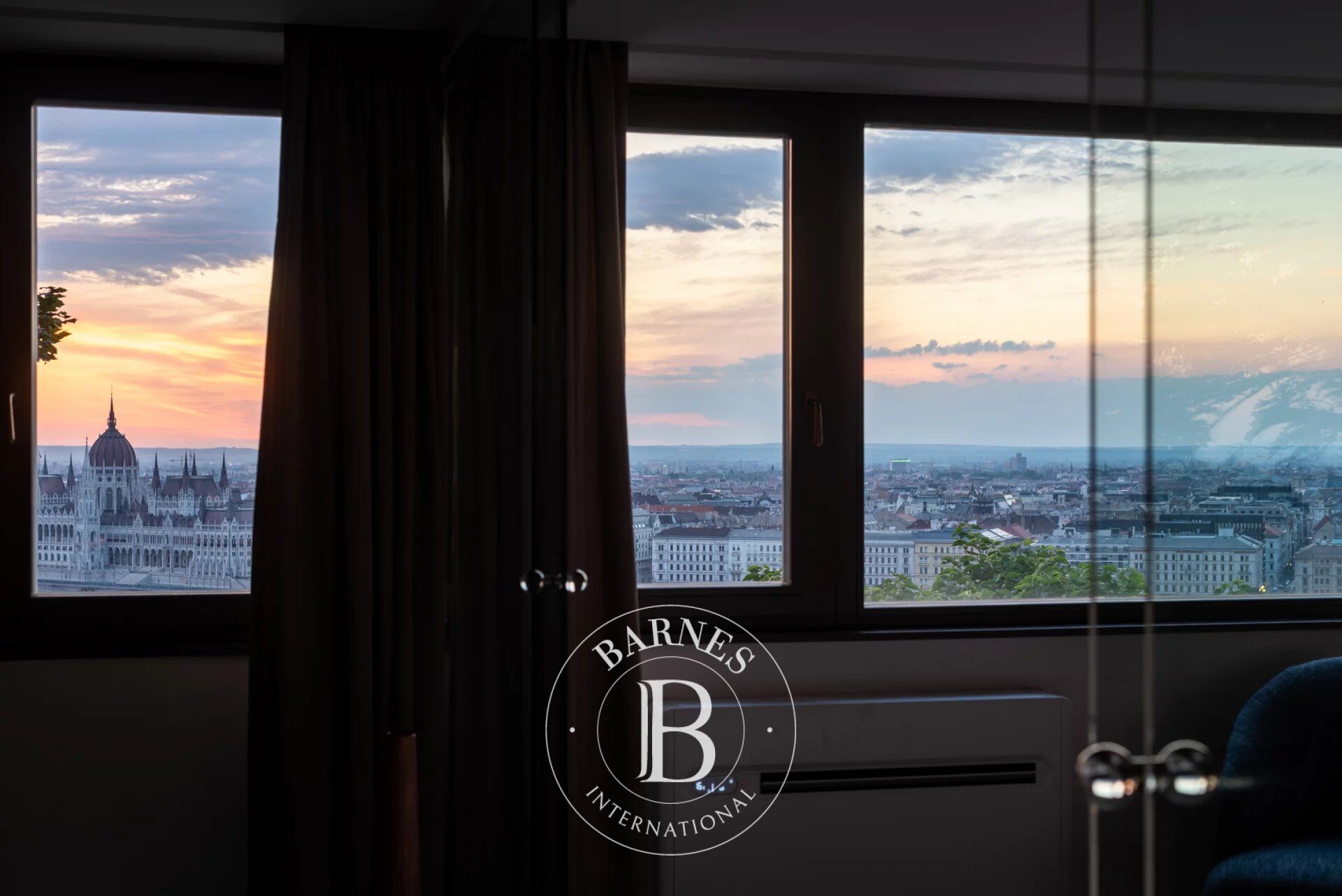 A rarity in the Castle District with a Danube view and a private garden - picture 2