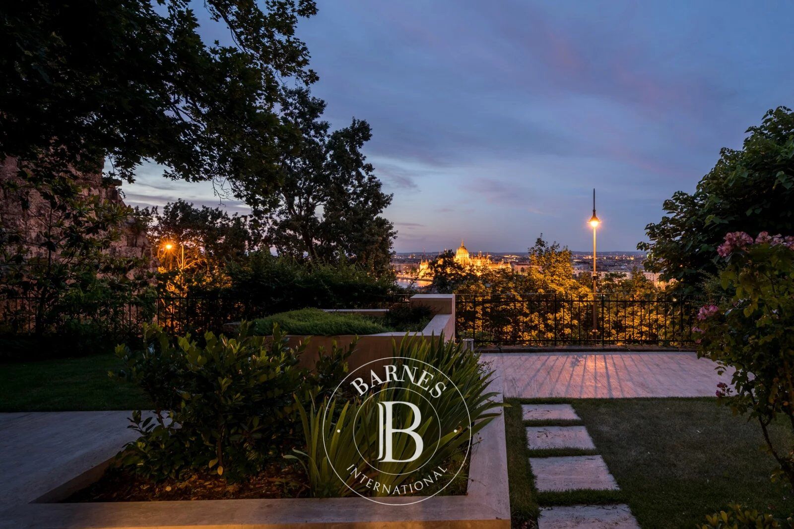 A rarity in the Castle District with a Danube view and a private garden - picture 3