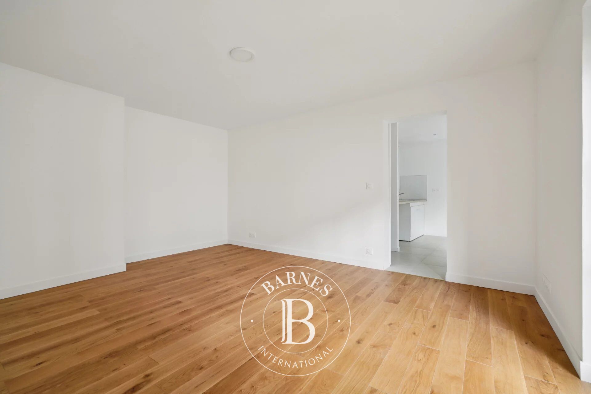 PARIS X - GONCOURT - 2 PIÈCES -  SUR COUR - CALME - REFAIT À NEUF - picture 2