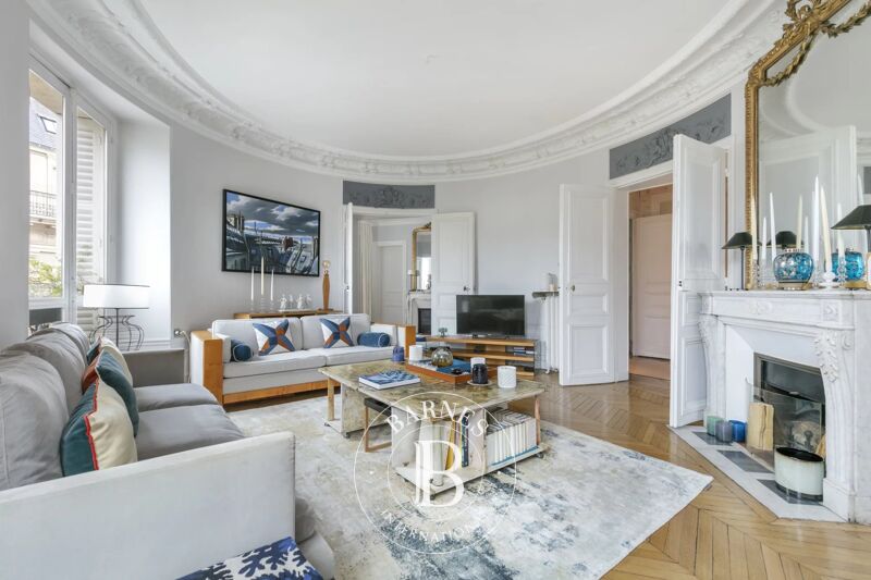 Paris 8th - Etoile / Beaujon - Corner apartment - 4 bedrooms