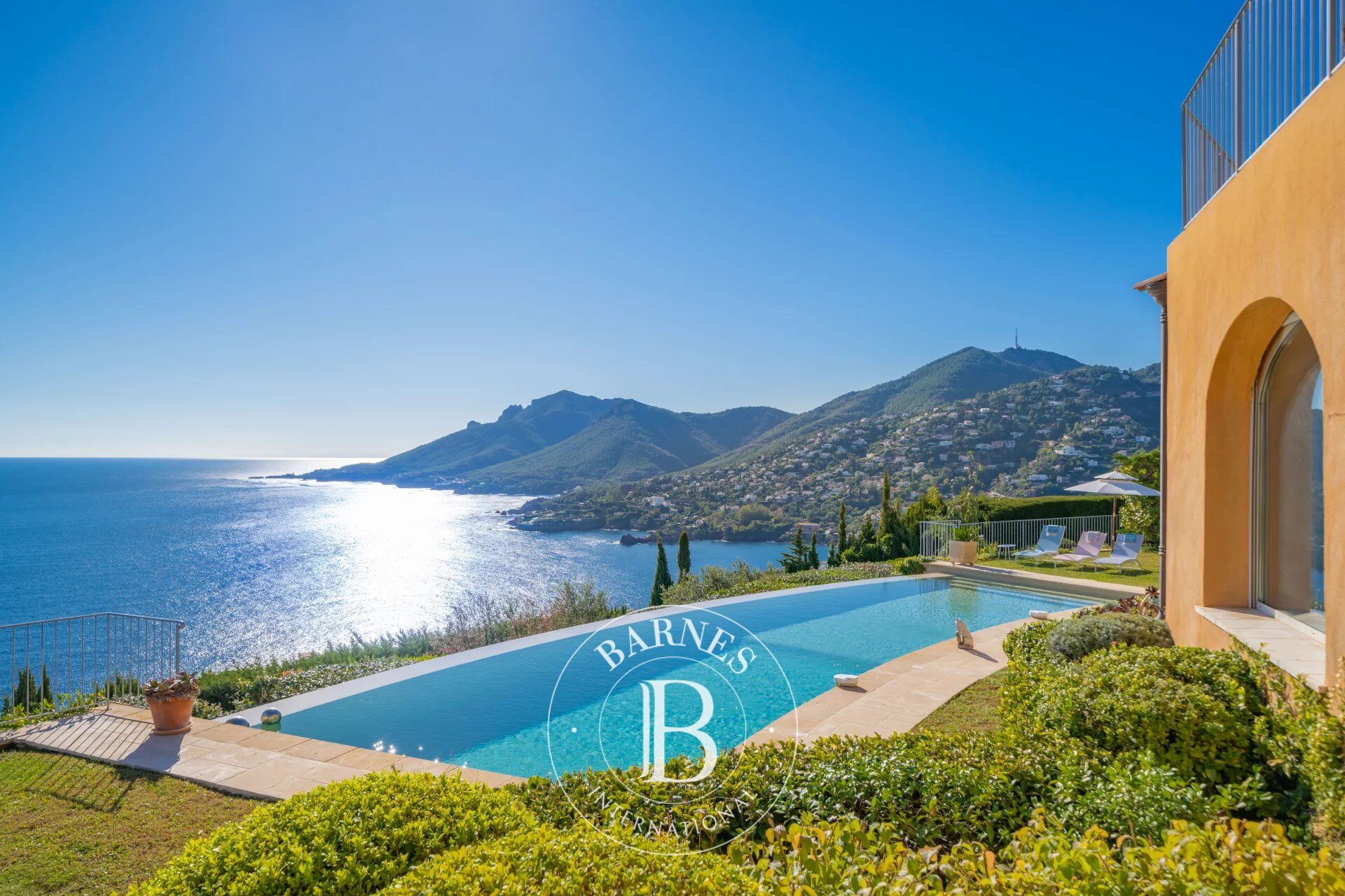 THÉOULE-SUR-MER - VILLA 4 BEDROOMS WITH PANORAMIC SEA VIEW - picture 3