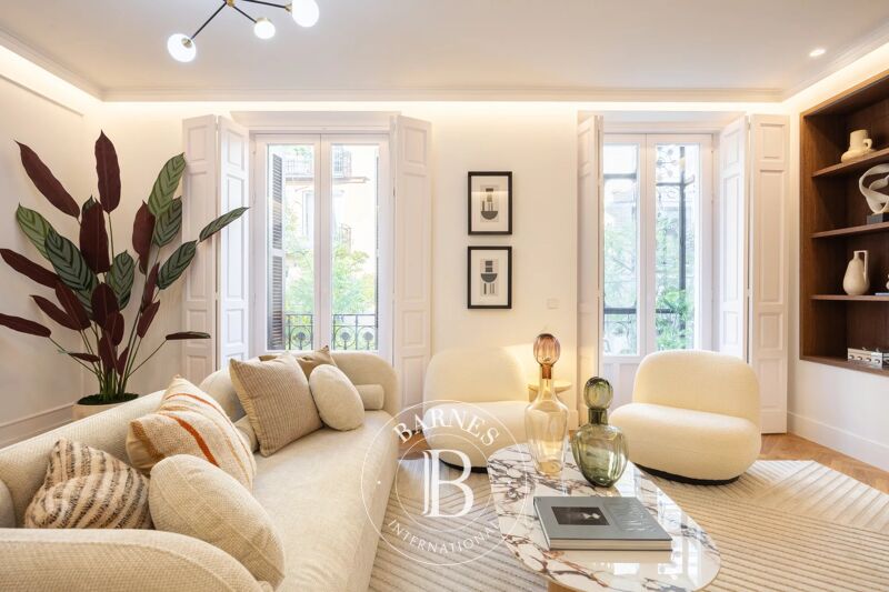 Piso reformado con terraza en edificio clásico