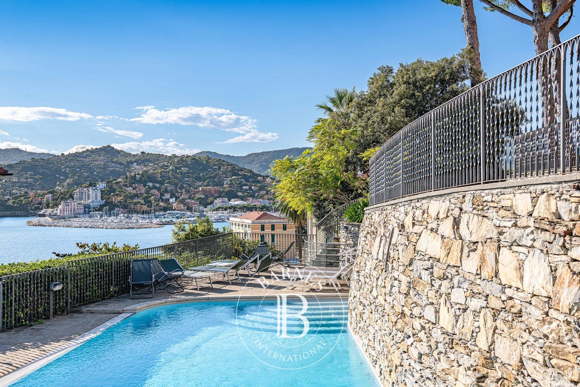 Prestigious sea-view apartment in a historic villa - picture 3