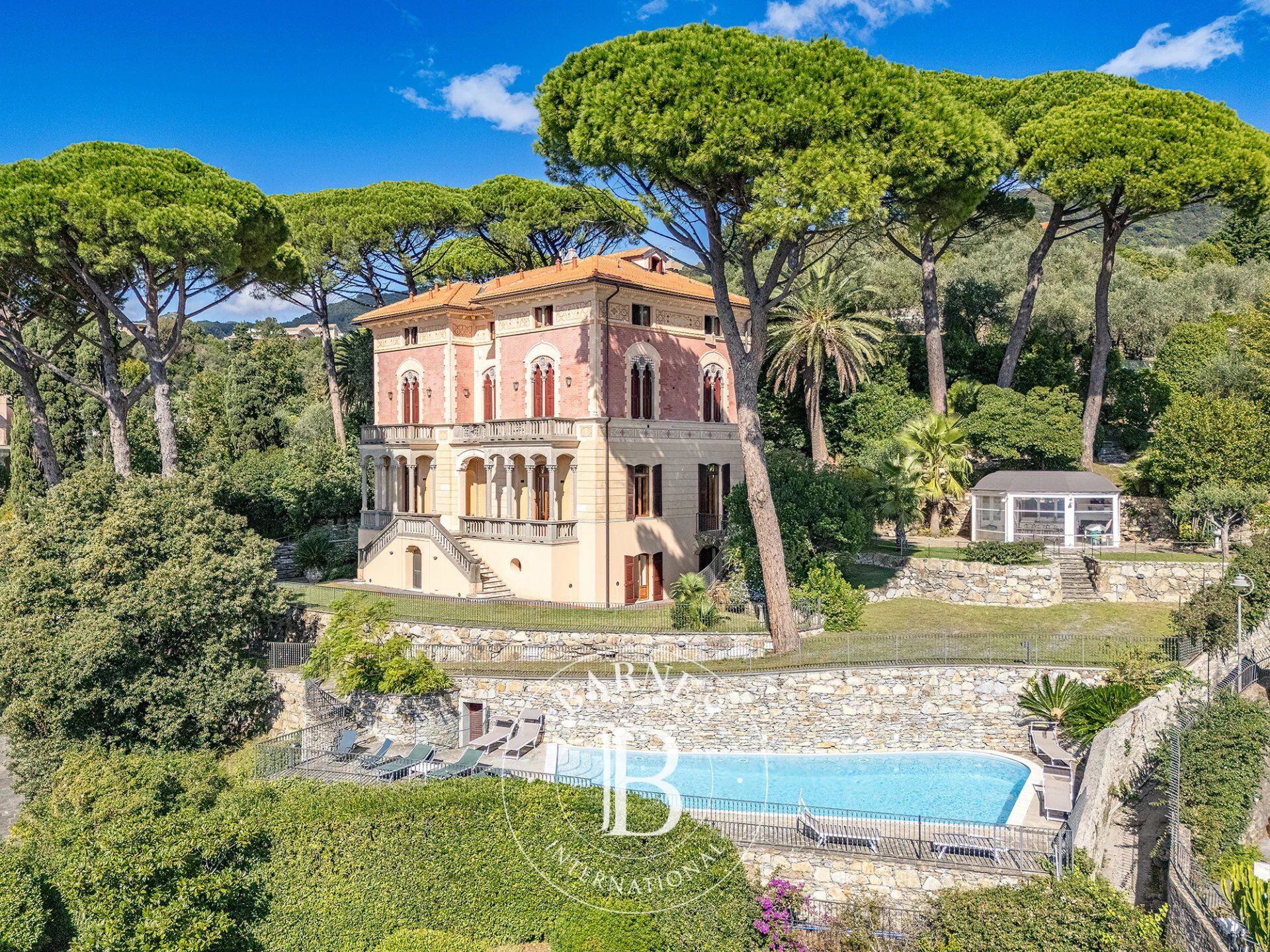 Prestigious sea-view apartment in a historic villa - picture 1